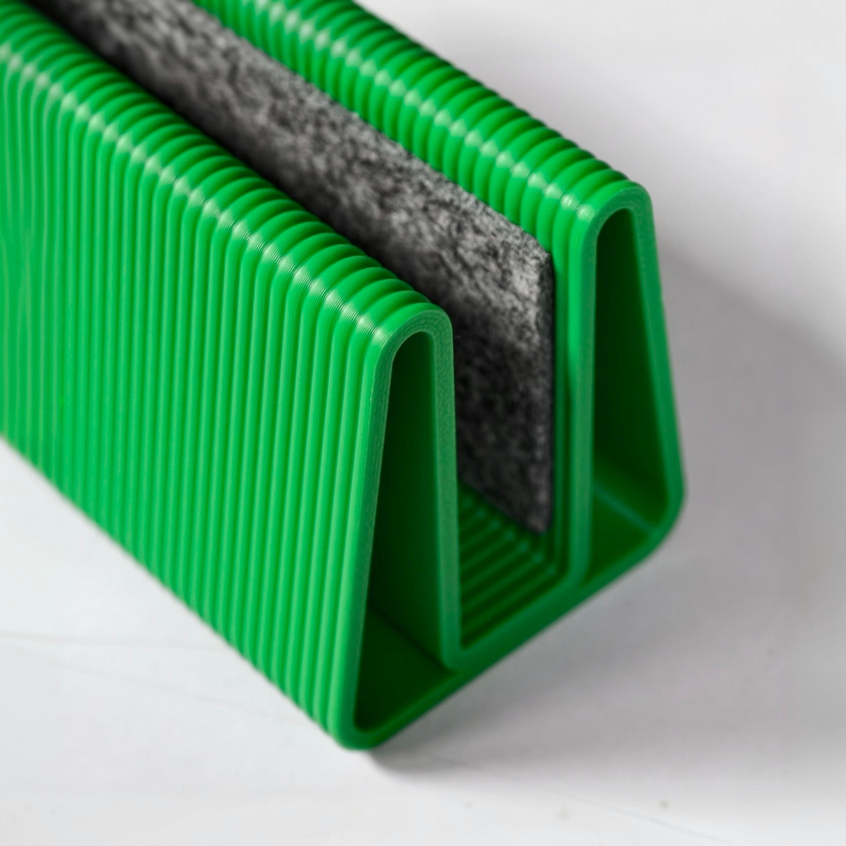 Morfy Vert – Vertical Laptop Stand for Macbook or Windows Laptops