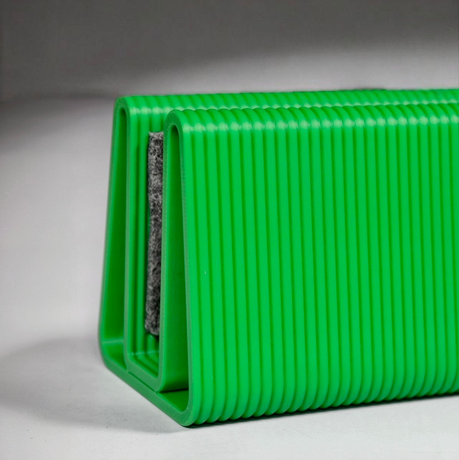 Morfy Vert – Vertical Laptop Stand for Macbook or Windows Laptops